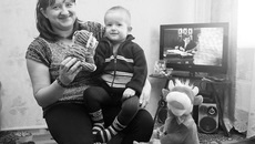 Пока папы нет дома, Саша с мамой любят играть и читать книжки.