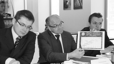 Геннадий Сапожников демонстрирует графики энергосбережения разных стран.