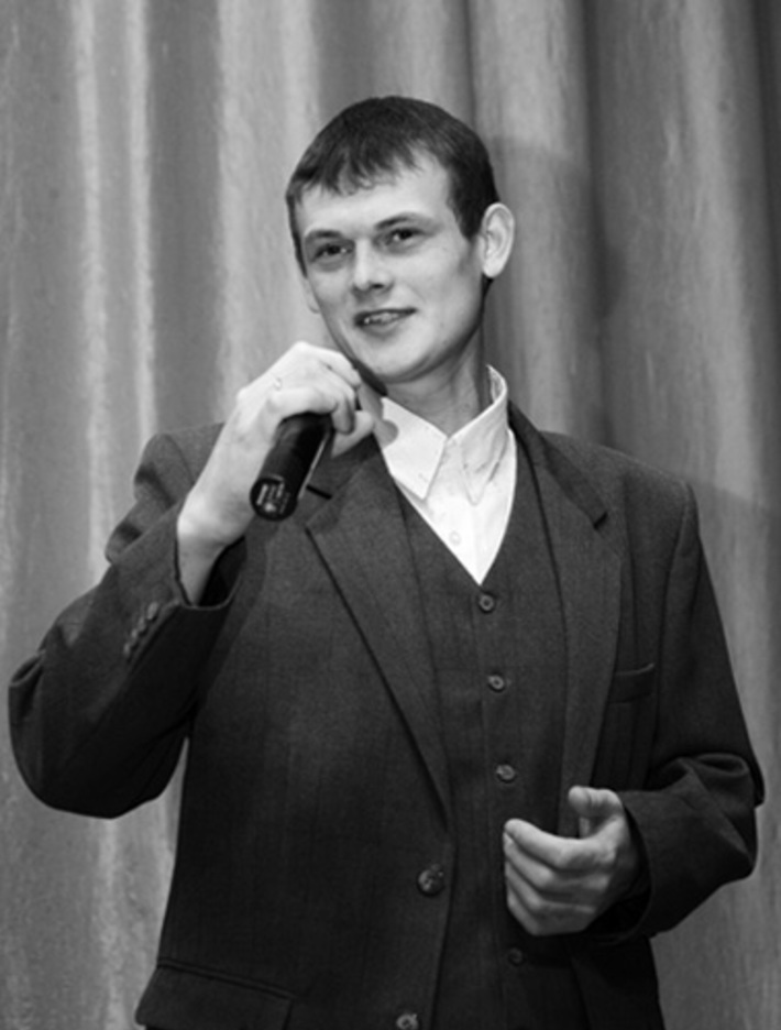 Свою песню посвящает участникам собрания Денис Репкин.