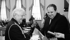 Медаль Герою Советского Союза Дмитрию Бакурову вручает вице-губернатор Андрей Филичев.