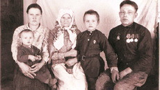 Григорий Карписонов и его семья после войны.