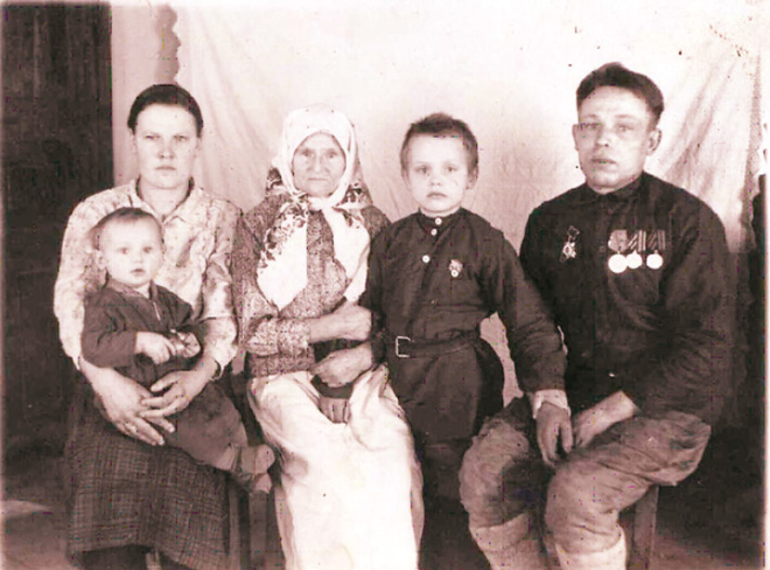 Григорий Карписонов и его семья после войны.