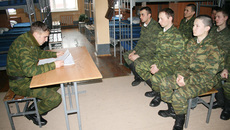 Это – казарма. И вопросы тактической подготовки бойцы иной раз  решают непосредственно здесь. Занятия ведет лейтенант Владимир  Скоцыляс.