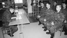 Это – казарма. И вопросы тактической подготовки бойцы иной раз  решают непосредственно здесь. Занятия ведет лейтенант Владимир  Скоцыляс.