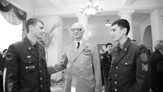 Участник Великой Отечественной войны генерал-майор в отставке Алексей Ермолов с курсантами Новосибирского командного училища Василием Беззубом и Вячеславом Мурзиным перед началом собрания.