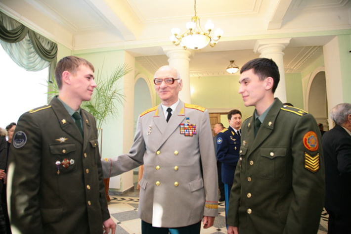 Участник Великой Отечественной войны генерал-майор в отставке Алексей Ермолов с курсантами Новосибирского командного училища Василием Беззубом и Вячеславом Мурзиным перед началом собрания.