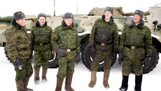 Военнослужащие мотострелковой бригады постоянной боевой готовности Новосибирского гарнизона СибВО (слева направо) младший сержант Никита Краснов, рядовой Анатолий Косых, младший сержант Иван Дроздов, рядовой Максим Санников и рядовой Михаил Киселевич: все идет по плану!