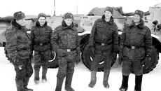 Военнослужащие мотострелковой бригады постоянной боевой готовности Новосибирского гарнизона СибВО (слева направо) младший сержант Никита Краснов, рядовой Анатолий Косых, младший сержант Иван Дроздов, рядовой Максим Санников и рядовой Михаил Киселевич: все идет по плану!