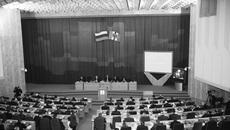 В зале заседаний сессии.
