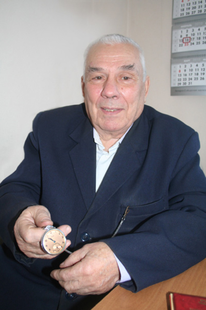 Эти именные часы министра путей сообщения Георгию Карповичу в 1956 году лично вручил Борис Павлович Бещев. «Я его поблагодарил за награду, — вспоминает ветеран. — Он ответил: «Надеюсь, и дальше будешь трудиться благородно и честно, оправдывая возложенное на тебя доверие».