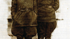 Леонид Говоров (справа) и комиссар полка Брикульс. Одесса, 1925 г.