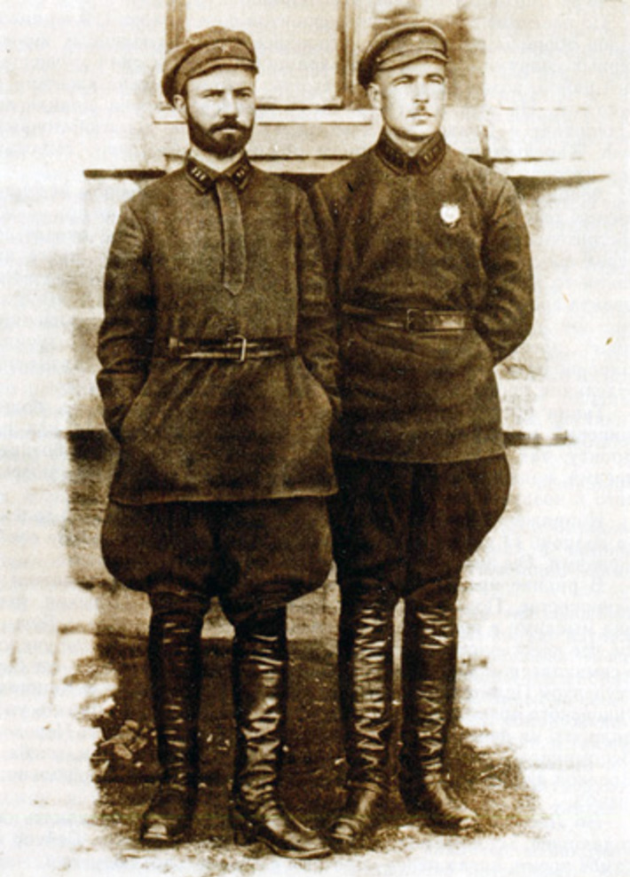 Леонид Говоров (справа) и комиссар полка Брикульс. Одесса, 1925 г.