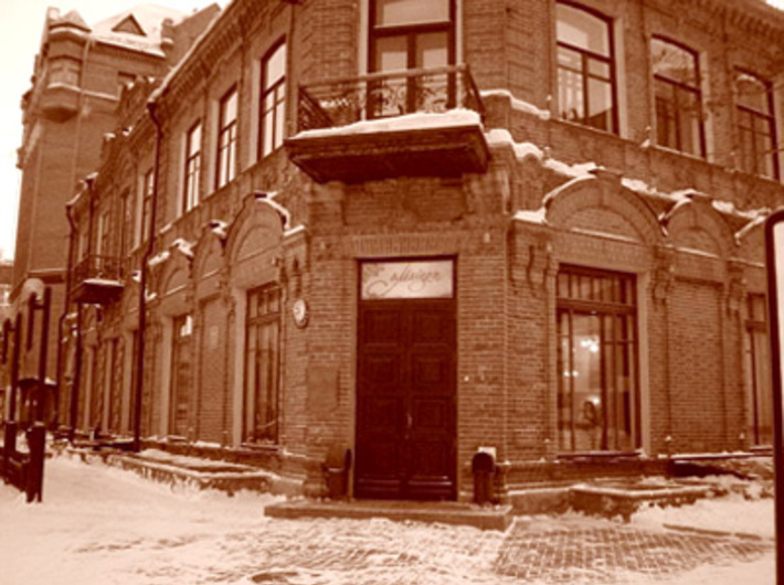 В кирпичном ухоженном здании когда-то были гранд электро-театр «Диана» и Общественное собрание.