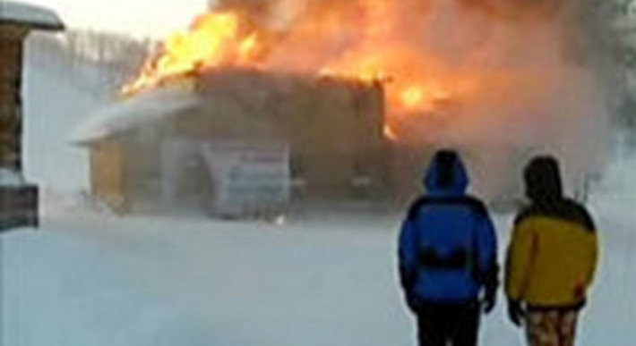 Пожар на турбазе «Юрманка». Съемки велись на мобильный телефон.