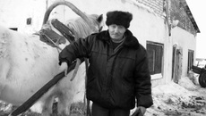 Бригадир Хали Ажбаков у своего «автомобиля».