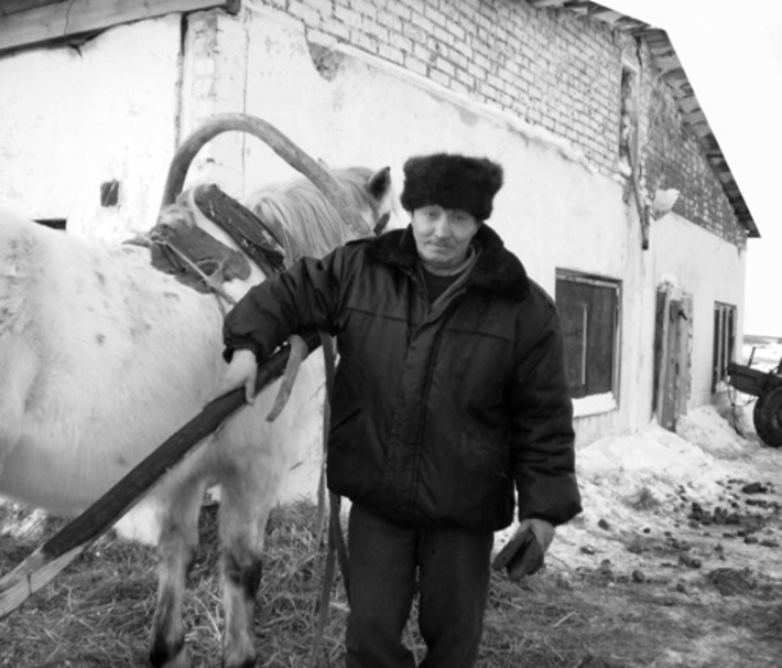 Бригадир Хали Ажбаков у своего «автомобиля».