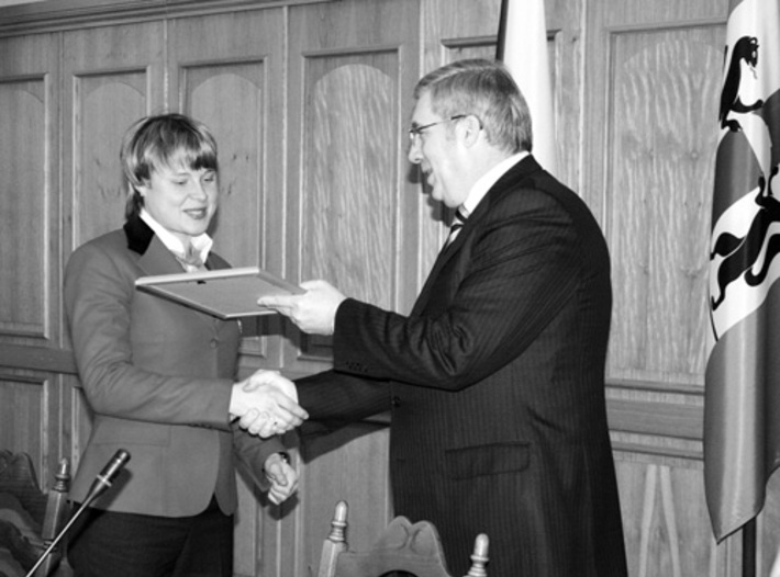 Виктор Толоконский вручает почетную грамоту Анне Богалий-Титовец.