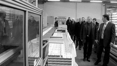 Виктор Толоконский со специалистами «ВЕКА Рус» за осмотром продукции предприятия — профиля для пластиковых окон.