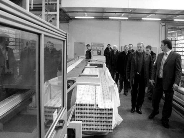 Виктор Толоконский со специалистами «ВЕКА Рус» за осмотром продукции предприятия — профиля для пластиковых окон.