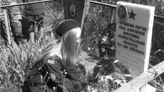 Июль 2009 года. Участники шлюпочного похода «Зарницы Победы» на могиле Григория Зубаровского.