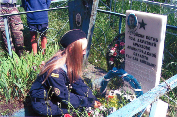 Июль 2009 года. Участники шлюпочного похода «Зарницы Победы» на могиле Григория Зубаровского.