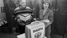 На избирательном участке № 2019 Центрального района Новосибирска к завтрашнему дню все готово. На снимке: члены избирательной комиссии Алексей Драчев и Татьяна Стадничук. Фото Сергея ДЯТЛОВА.