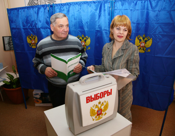 На избирательном участке № 2019 Центрального района Новосибирска к завтрашнему дню все готово. На снимке: члены избирательной комиссии Алексей Драчев и Татьяна Стадничук. Фото Сергея ДЯТЛОВА.