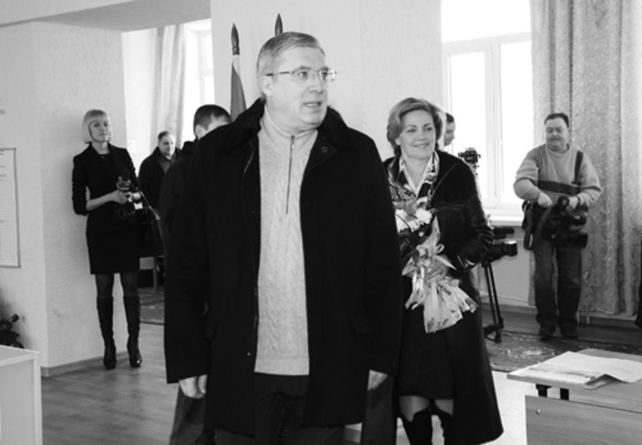 Виктор Александрович и Наталья Петровна Толоконские на избирательном участке в день голосования.  Фото  Сергея ДЯТЛОВА.