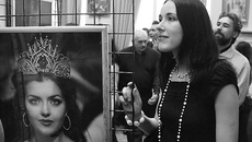В рубрике «Известные женщины Новосибирска» представлены фотографии победительницы конкурса «Краса России-2009» Евгении Лаповой, археолога Натальи Полосьмак, оперной дивы Вероники Джиоевой и светской дамы Ирины Безруковой.