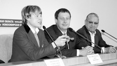 Анна Богалий-Титовец показывает свою изогнутую медаль (такая ныне была задумана форма). Рядом с чемпионкой — Валерий Яров и Александр Бухашеев.