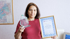 Светлана Уткина с наградой.