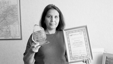 Светлана Уткина с наградой.