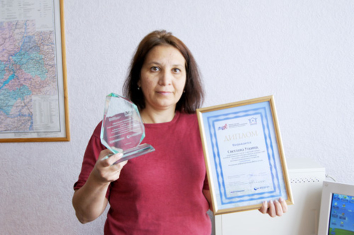 Светлана Уткина с наградой.