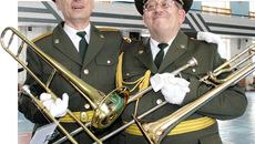 «Дух воина на высоте оружием поддержим мирным!» Концертмейстеры оркестра Новосибирского военного института внутренних войск МВД России Юрий Иванов и Виктор Шайдулин.