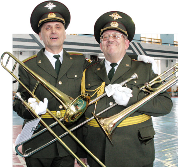 «Дух воина на высоте оружием поддержим мирным!» Концертмейстеры оркестра Новосибирского военного института внутренних войск МВД России Юрий Иванов и Виктор Шайдулин.