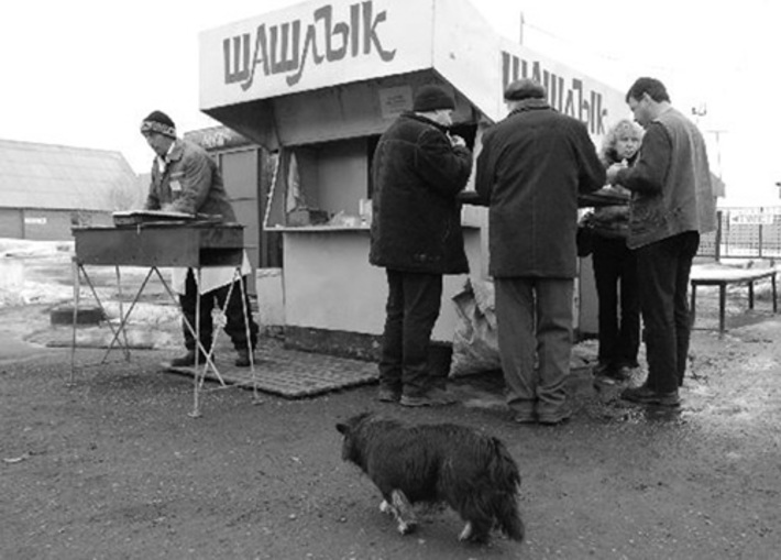 Пока у нас придорожный сервис ограничивается чаще всего такими вот закусочными, где поесть — небезопасно для здоровья.