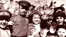 Так радовались Победе новосибирцы 9 мая 1945 года. Где-то здесь, на площади Свердлова, находился в тот день и Ролен Нотман со старшим братом Генрихом.