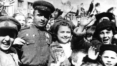 Так радовались Победе новосибирцы 9 мая 1945 года. Где-то здесь, на площади Свердлова, находился в тот день и Ролен Нотман со старшим братом Генрихом.