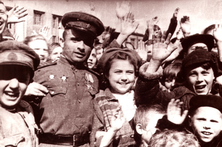 Так радовались Победе новосибирцы 9 мая 1945 года. Где-то здесь, на площади Свердлова, находился в тот день и Ролен Нотман со старшим братом Генрихом.