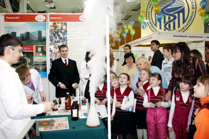 У одного из стендов НГУ на выставке «УЧСИБ–2010».