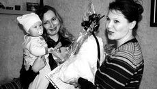 Мама Анна и Арсений Борисовы принимают сертификат, подарки и поздравления.