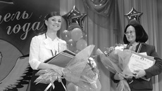 Победитель конкурса молодых педагогов Анастасия Талапова и «Учитель года-2010» Наталья Цыганкова.  Фото предоставлено пресс-центром мэрии Новосибирска.