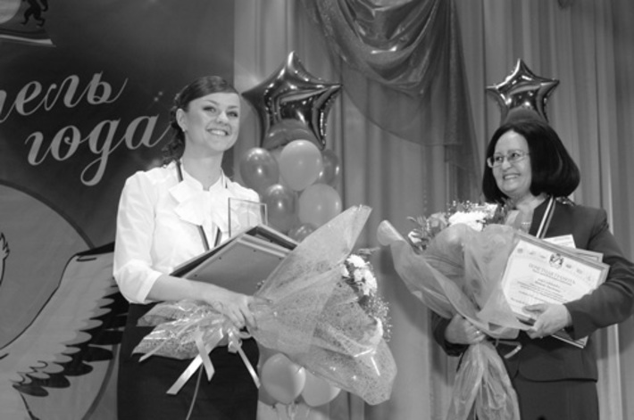 Победитель конкурса молодых педагогов Анастасия Талапова и «Учитель года-2010» Наталья Цыганкова.  Фото предоставлено пресс-центром мэрии Новосибирска.