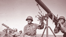 Расчет зенитных пулеметов на позициях. 1942 г.