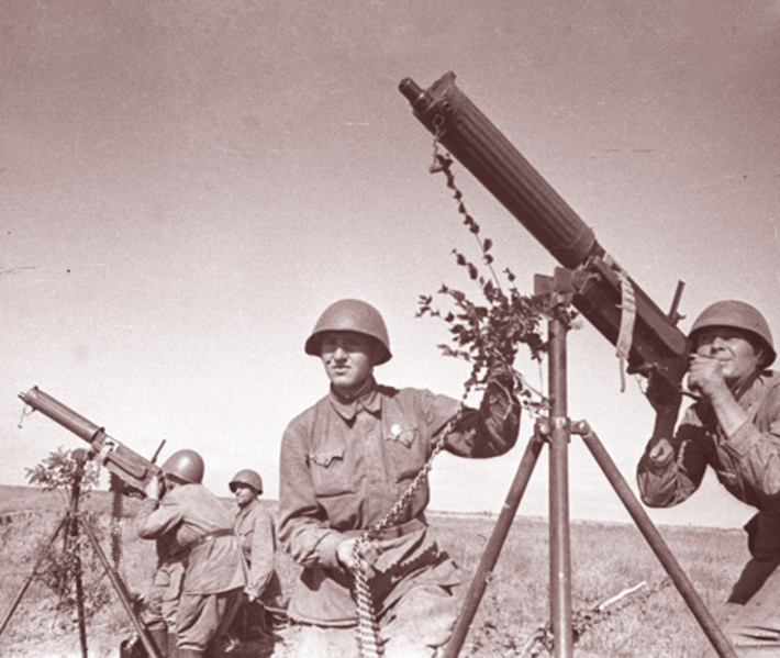 Расчет зенитных пулеметов на позициях. 1942 г.