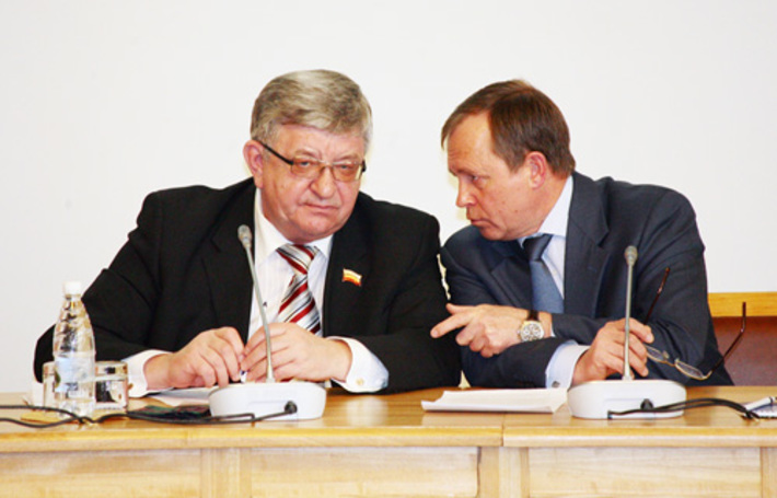 Алексей Беспаликов и Владимир Никонов (справа) в президиуме конференции.