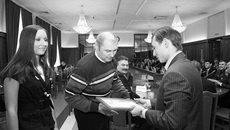 Александра Николаевича   Бочарова  с победой поздравляет олимпийский чемпион, депутат Новосибирского областного Совета Евгений Подгорный.