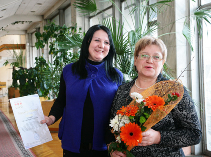 Алла Скоробогатова и героиня  ее очерка Соня Ударцева (слева) получили награды на церемонии подведения итогов конкурса «Мужество – великое свойство души!».