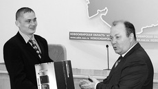 Анатолий Добровольский (справа) поздравляет Алексея Насакина, две работы которого победили в творческом конкурсе.