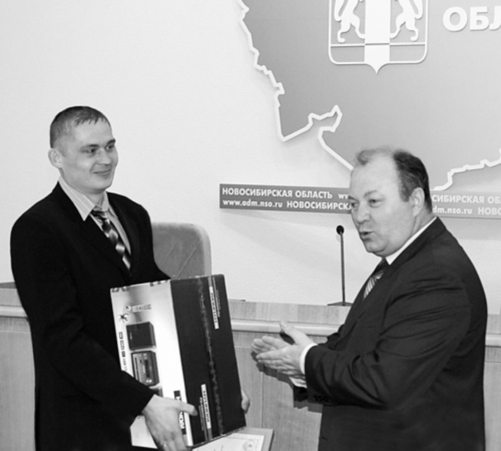 Анатолий Добровольский (справа) поздравляет Алексея Насакина, две работы которого победили в творческом конкурсе.